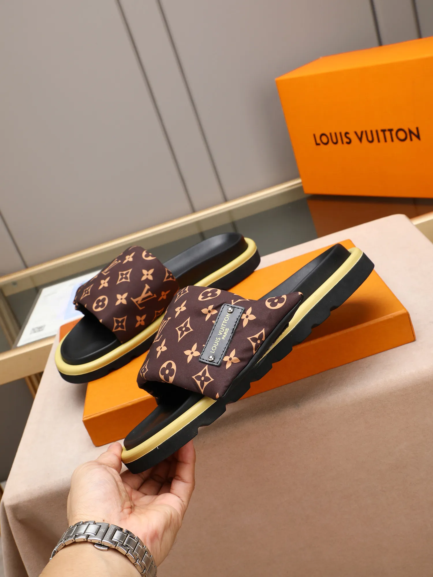 PP360 [LOUIS VUITTON] Louis Vuitton, LV printing, men's and women's slippers are on the market. The drawer box packaging comes with a cloth bag and a card. The upper pattern looks very soft and waxy, and it is a super versatile leg slimming tool. Fabric: imported denim/canvas/old fabric, LV hardware LOGO, official website pattern printing, comfortable to wear, feet: high-elastic PU water table. Sole: foam sole, heel height: about 5cm. Code number: 35-46, 35, 45, 46 are custom-made and non-returnable. Color: multiple colors and styles available.